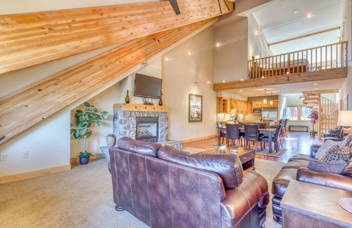 Government Camp Condo | Penthouse condo w/mountain views & shared pool/hot tub - close to ski access