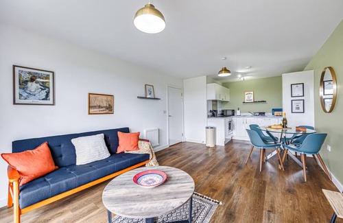 Milton Keynes Apartment | Penthouse Flat Central MK Balcony Parking