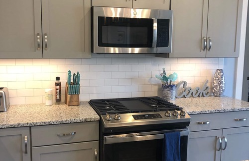 Central Business District Condo | Penthouse - River View, Walk to Restaurants, Pet Friendly, huge monthly discount