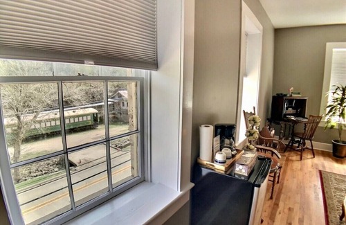Eureka Springs Historic District Apartment | Penthouse Suite + Patio + Walk Downtown + Parking