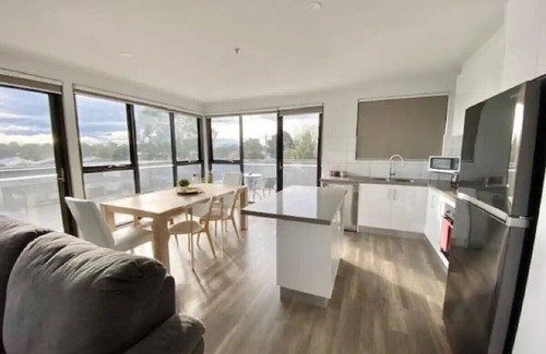 Heidelberg Heights Apartment | Penthouse, top level, open plan, quiet, clean, lge balcony, near Hospitals & Uni