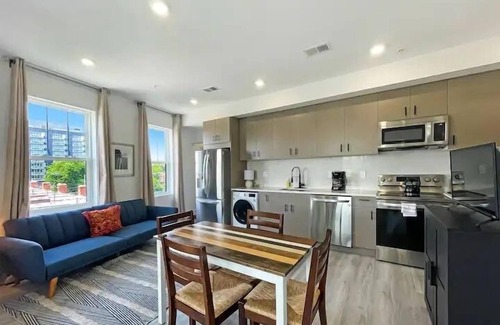 Kingman Park Bed & Breakfast | Penthouse with Private Rooftop & Stunning Views