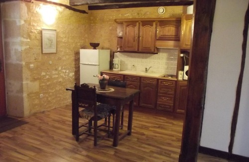 Salignac-Eyvignes Apartment | Peony or downstairs bed and breakfast