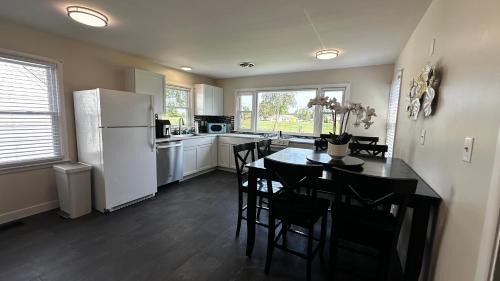 West Peoria House | Peoria Bradley Cozy Vacation Large Group Home with Kitchen View