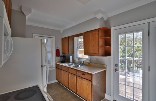 Peoria House | Peoria Heights Haven on the Trail- A Wooded Retreat Close to the Restaurants