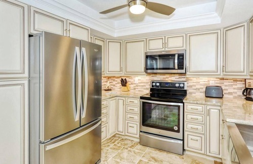 Siesta Key Condo | Peppertree #206nBeautiful 2-bdrm, 2 bath condo on World Famous Siesta Key Beach