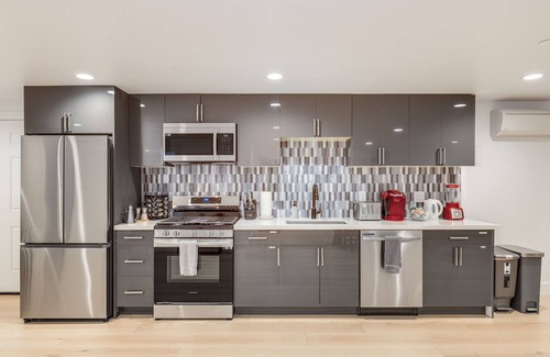 West Bellevue Apartment | Perch - The Fern Suite: Brand New spacious 1BR Retreat with Two Beds