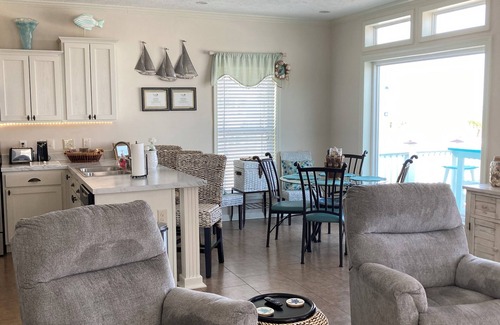 Navarre Beach House | Perfect 10/10 Rated Navarre Beach House-1 minute drive/5 minute walk to the Gulf