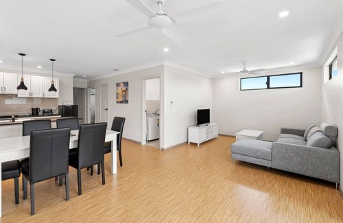 Mooroobool Apartment | PERFECT 2 BEDROOM APARTMENT FOR GROUPS IN INNER-CITY SUBURB CAIRNS