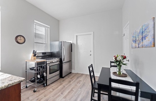 Lower West Side Apartment | Perfect 2BD/1BA FREE Garage Parking/Laundry in Pilsen. Minutes to downtown.