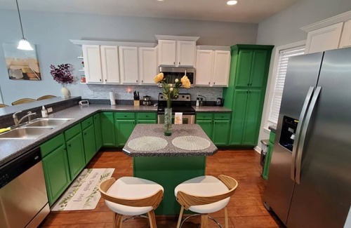Gainesville House | Perfect Background Hangout-Café Lit Patio, Bonfire, BBQ Grill-near UF Stadium!