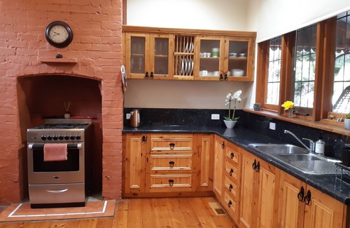 Bendigo Cottage | Perfect Central Locale Cosy 2 Bathrooms Breakfast Netflix Foxtel WiFi