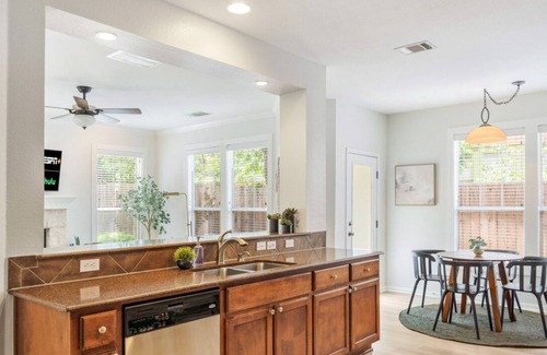 Westfield House | Perfect Central Location + Free Prkg and Cozy Beds
