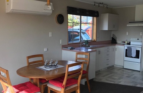 Invercargill House | Perfect city living 700m to the centre and 50m to the beautiful Queens Park .