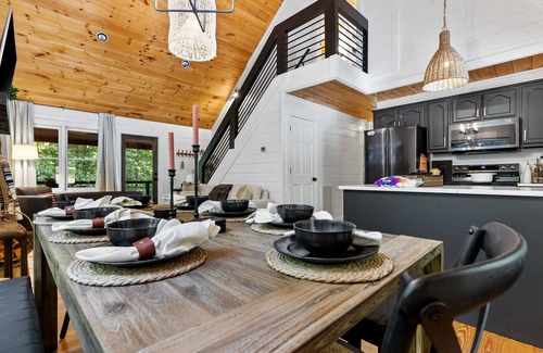 Blue Ridge Cabin | Perfect Fall Getaway w/Amenities Galore! Frisbee Golf - Gym - Ping Pong - Creek