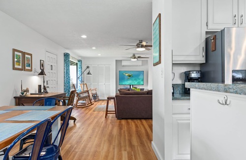 Honolulu County House | Perfect Family Beach House. Walk out gate to Amazing Beach.
