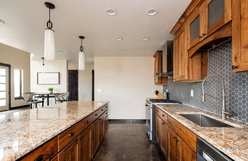 Emigrant House | Perfect-Family Gatherings, Wedding Groups, 5 Private Suites, HotTub, Yellowstone