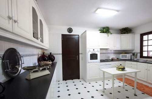 Albufeira Villa | Perfect family property with private pool, barbecue and garden