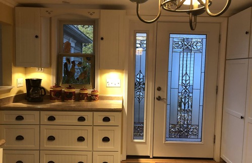 Hale House | Perfect Family Vacation Spot on Lake includes 24-foot pontoon & Acorn Stairlift