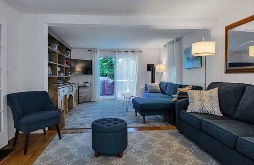 Acton House | Perfect for Dogs, Entire House Surrounded by Trees