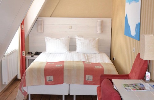 De Koog Hotel | Perfect for Exploring and Unwinding! Free Breakfast, Close to Beaches!