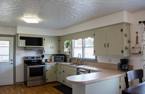 Conover House | Perfect for families or business, minutes to Newton and Hickory
