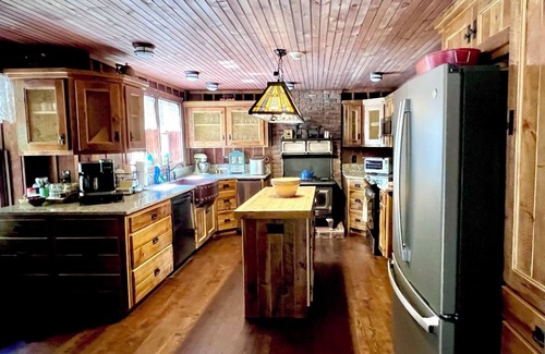 Topton Cabin | Perfect for Family Reunions and Corporate Groups or as a couples getaway