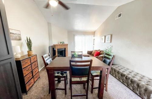 Oakville Apartment | Perfect for Group with 2BR and 2BA with Pool