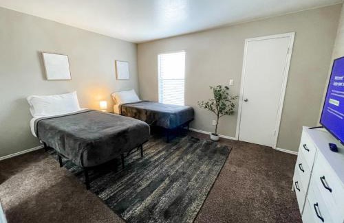 Oakville Apartment | Perfect for Group with 2BR and 2BA with Pool
