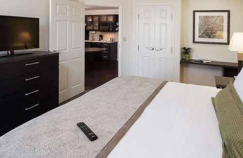 Horsham House | Perfect for Groups! 3 Pet-friendly Units, Kitchen, Free Parking