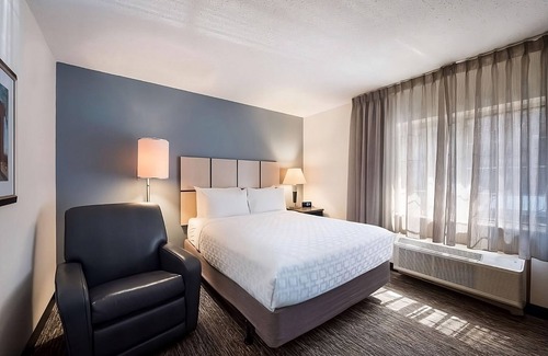 Libertyville Hotel | Perfect for Groups! 4 Cozy Hotel Suites with Kitchens! Pet-Friendly