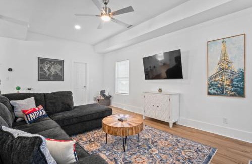 Indianapolis House | Perfect for large groups