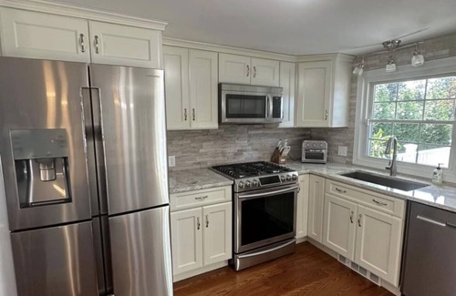 Braintree House | Perfect for long or short term stays near Boston & Cape in a great neighborhood!