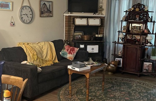 Bellamy House | Perfect for long-term workers & short stays—comfort, style & convenience await!