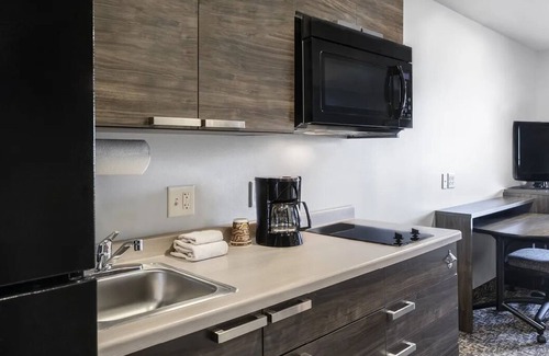 Avondale Hotel | Perfect for Travelers – Great Amenities & Location in Avondale!