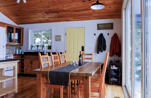 Grey Highlands Cottage | Perfect hideaway: all-season, open concept cottage overlooking Lake Eugenia