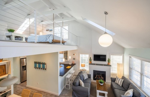 Fairhaven Cottage | Perfect Island Location - Close to Beaches, Martha’s Vineyard Ferry & Cape Cod.
