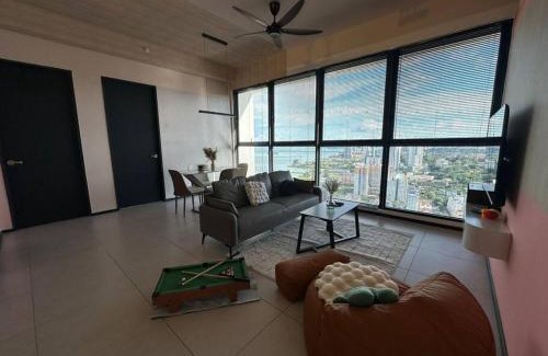 George Town Apartment | Perfect KTV Set & Netflix 3 Queen Bed Seaview