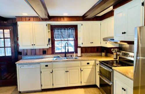 Mount Sunapee House | Perfect Lake or Mountain Getaway Less Than 5 Minutes Away