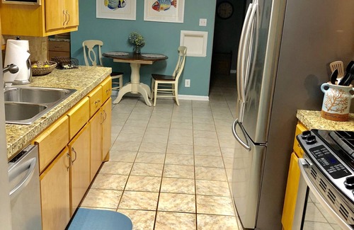 Piney House | Perfect lakefront home with large screen room for family fun on Lake Hamilton