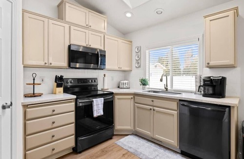 Boise House | Perfect Location | Fast WiFi + Backyard & BBQ