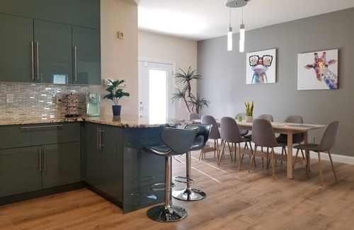 The Gate House | Perfect Multi Family Retreat. Modern & Spacious. 5BR. Sleeps 12.