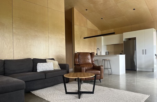 Te Kowhai House | Perfect place to stay, close to the city but with scenic views