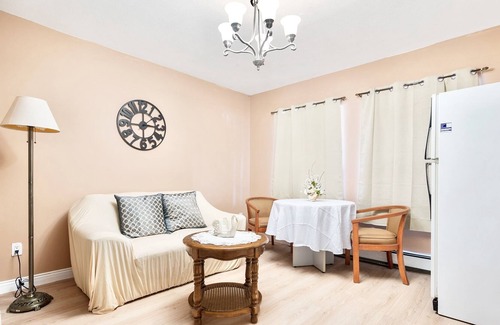 South Newton Apartment | Perfect Private Guest Retreat Near Downtown Surrey
