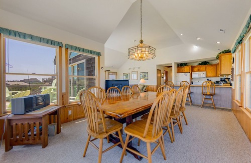 Palisade Acres House | Perfect semi-oceanfront Getaway with Full Kitchen, WIFI, and A/C | Dog-friendly