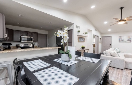 Mesa House | Perfect Staycation ~ Pet Friendly ~ Fire Pit ~ BBQ