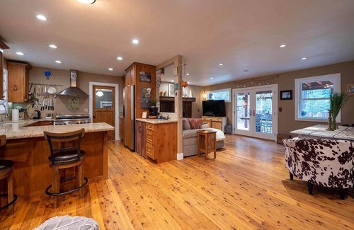 Ponderosa Palisades House | Perfectly Appointed, Close to Downtown w/Summer Backyard Oasis & Hi Speed Wifi
