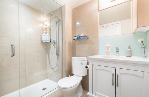 Downtown Toronto Apartment | Perfectly Downtown with FREE PARKING