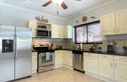 Malmok House | Perfectly Located Townhouse: Minutes to Beaches!.