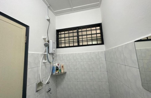 Bandar Baru Permas Jaya House | Permas Double Storey 8 Pax WiFi Netflix